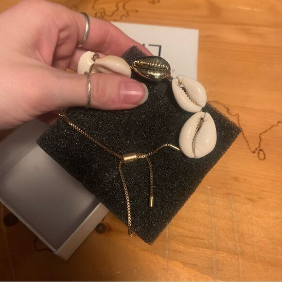 NEW Logan Tay Shell Bracelet - Picture 4 of 4